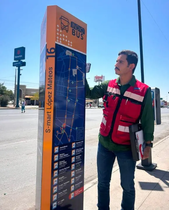 Tótem informativo de IndioBus instalado en una avenida de Cd. Juárez
